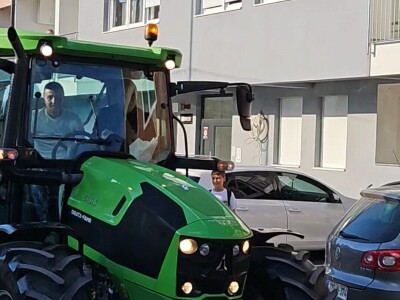 "Zalizan i namirisan" u traktoru od 100.000 KM stigao na maturu: Ko je Muris Fuško? "Zalizan i namirisan" u traktoru od 100.000 KM stigao na maturu: Ko je Muris Fuško?