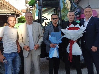 "Zalizan i namirisan" u traktoru od 100.000 KM stigao na maturu: Ko je Muris Fuško? "Zalizan i namirisan" u traktoru od 100.000 KM stigao na maturu: Ko je Muris Fuško?