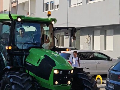 "Zalizan i namirisan" u traktoru od 100.000 KM stigao na maturu: Ko je Muris Fuško? "Zalizan i namirisan" u traktoru od 100.000 KM stigao na maturu: Ko je Muris Fuško?