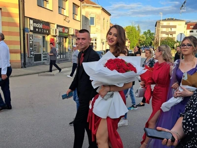 "Zalizan i namirisan" u traktoru od 100.000 KM stigao na maturu: Ko je Muris Fuško?