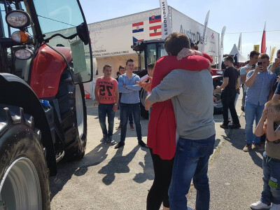 Zaprosio djevojku na sajmu u Gudovcu Zaprosio djevojku na sajmu u Gudovcu