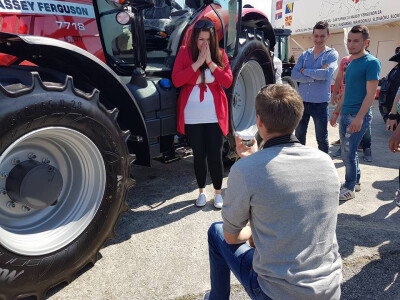 Zaprosio djevojku na sajmu u Gudovcu Zaprosio djevojku na sajmu u Gudovcu