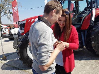 Zaprosio djevojku na sajmu u Gudovcu Zaprosio djevojku na sajmu u Gudovcu