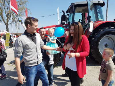 Zaprosio djevojku na sajmu u Gudovcu Zaprosio djevojku na sajmu u Gudovcu