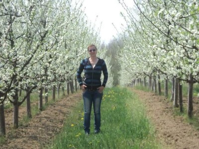 Žena, majka, kraljica voćnjaka Žena, majka, kraljica voćnjaka