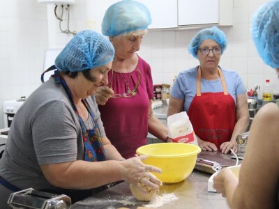 Žene u derventskom Udruženju počele izradu proizvoda od tijesta