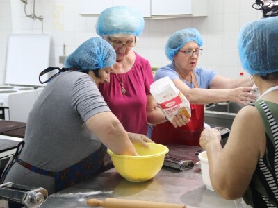 Žene u derventskom Udruženju počele izradu proizvoda od tijesta