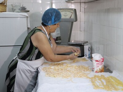 Žene u derventskom Udruženju počele izradu proizvoda od tijesta