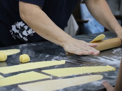 Žene u derventskom Udruženju počele izradu proizvoda od tijesta