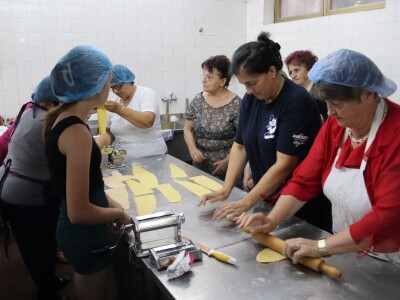 Žene u derventskom Udruženju počele izradu proizvoda od tijesta