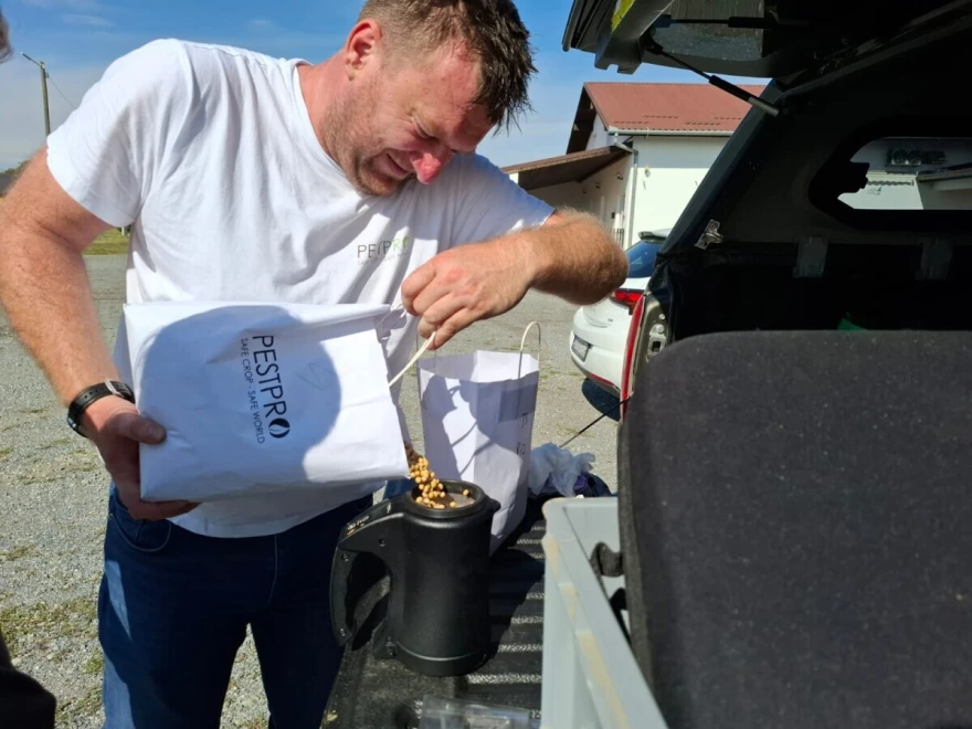 https://cdn.agroklub.com/upload/images/image/zetva-soje-na-pc-veliskovci.jpg?_gl=1*1m2rr68*_gcl_au*MTk2Mjg5MDMxMi4xNzI2MzkwMTQ1*_ga*MTY0MzM3OTc5NS4xNzEwNzQ0NDc5*_ga_DJXEWDSTDN*MTcyODg5NjYxOC41MTYuMS4xNzI4ODk2NjI4LjUwLjAuMA..*_ga_YE2MMQB0RG*MTcyODg5NjYxOC42MTcuMS4xNzI4ODk2NjI4LjUwLjAuMA..#gallery-1