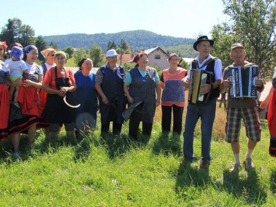 Žetva zobi u Gorskom kotaru na tradicijski način