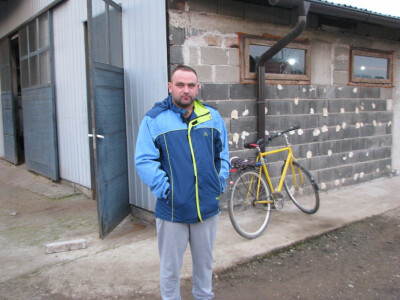 Zlatko Hotić ispred farme