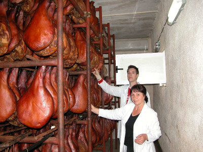 Pršuti u pršutani Mijukić-Prom, majka Rosanda i sin joj Jure Pršuti u pršutani Mijukić-Prom, majka Rosanda i sin joj Jure