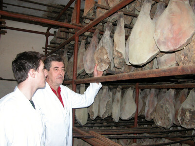 Zrenje pršuta u pršutani Mijukić-Prom - otac Mijo i sin mu Jure, voditelj proizvodnje Zrenje pršuta u pršutani Mijukić-Prom - otac Mijo i sin mu Jure, voditelj proizvodnje