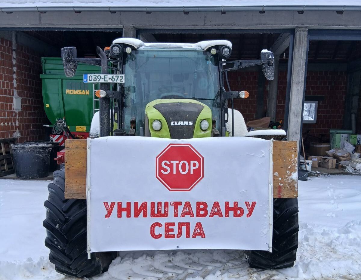 traktor s transparentom