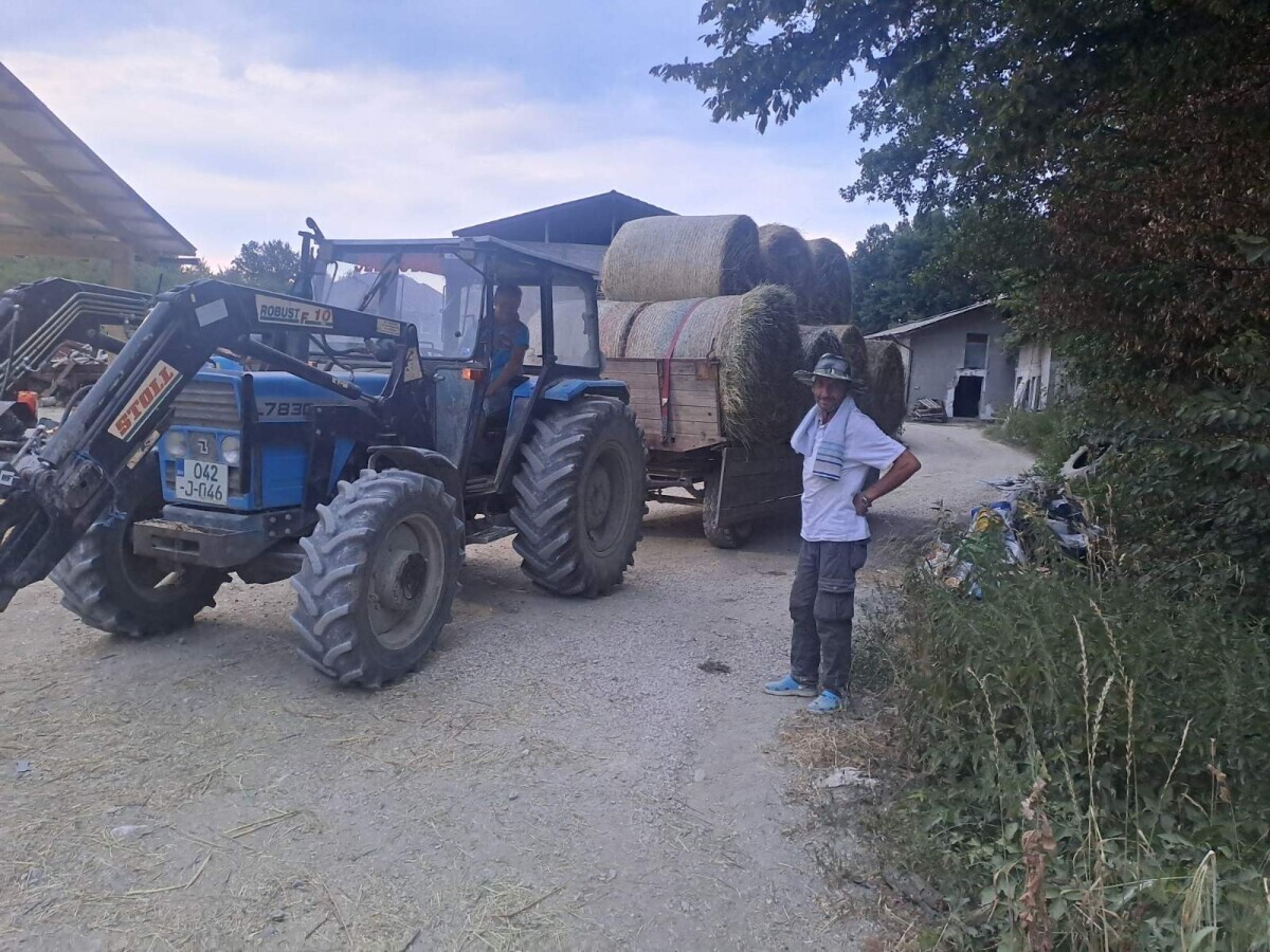 Husein (desno) dočekuje pomoć dobrih farmera