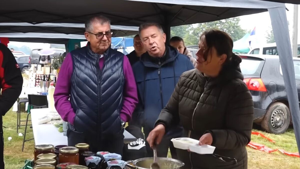 Cicvara služena posjetiocima