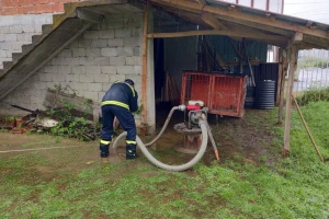 Vanredna situacija u 56 gradova i opština: Bujice oštetile puteve, nosile mostove