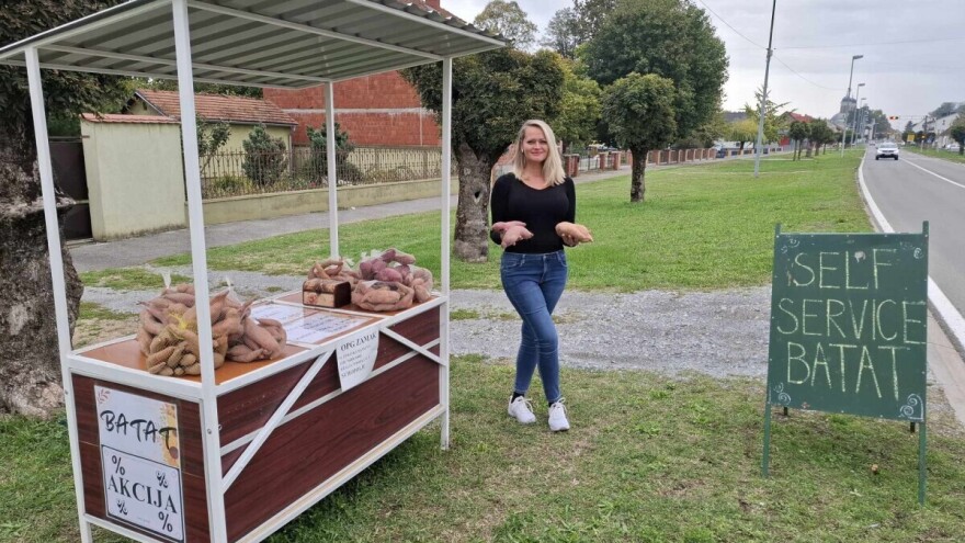 Prodaje batat na štandu bez prodavca: "Poslužite se sami"