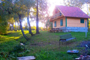Zapušteni prostor obitelj Jakovac pretvorila u robinzonski smještaj, mjesto u šumi, na osami gdje sami berete povrće
