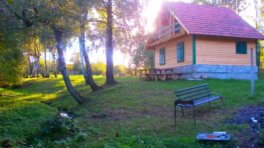 Zapušteni prostor obitelj Jakovac pretvorila u robinzonski smještaj, mjesto u šumi, na osami gdje sami berete povrće