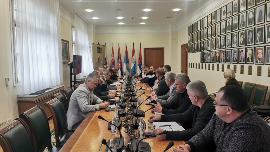 Mlekarska kriza: Umanjenje marži, ukidanje zakupa rafova i stabilna cena za sve