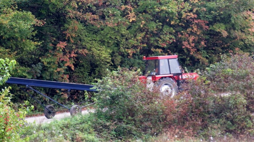 Dvoje djece povrijeđeno u sudaru traktora i automobila u Višićima 