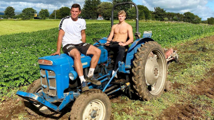 Erling Haaland ljetnu pauzu od nogometa provodi na traktoru