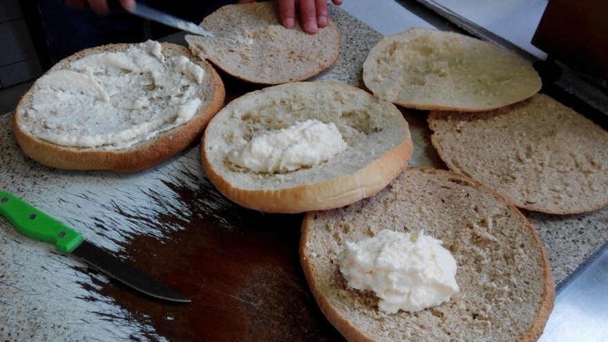 Kiseljačka pogačica - zakuha se kiseljakom, a premaže domaćim kajmakom