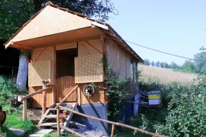 U blizini visočkih piramida Midhat Balta izgradio je pravi pčelarski biznis