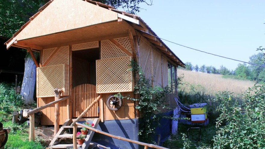 U blizini visočkih piramida Midhat Balta izgradio je pravi pčelarski biznis