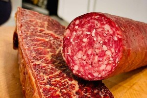 Koji dodaci mesu i režim dimljenja visočki sudžuk čine posebnim?