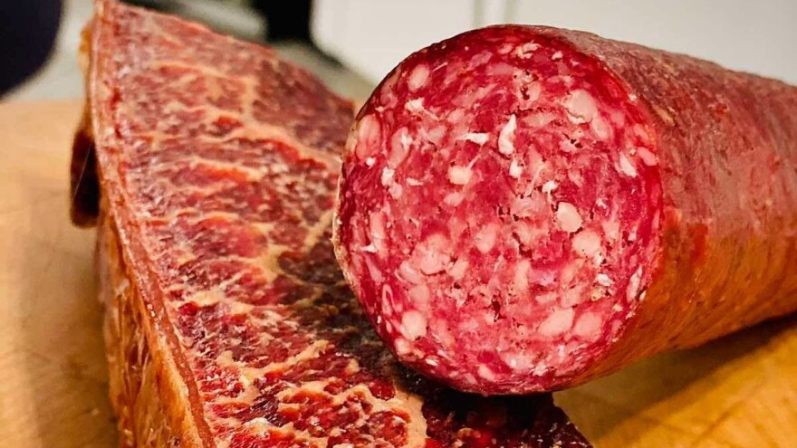 Koji dodaci mesu i režim dimljenja visočki sudžuk čine posebnim?