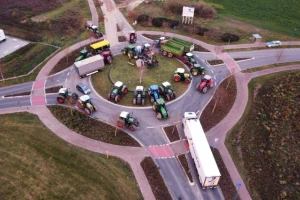 Traktorima blokiraju skladišta, a na ulaze prodavnica postavljaju bale sa krstovima