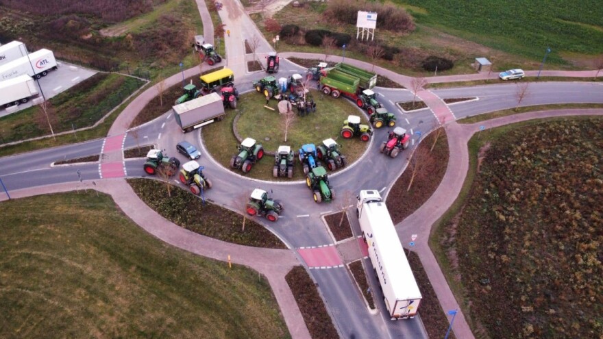 Traktorima blokiraju skladišta, a na ulaze prodavnica postavljaju bale sa krstovima