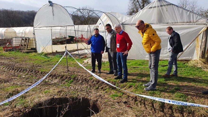 Zbog rupa u zemlji poljoprivrednicima savjetovano da ne odlaze sami na njive i polja