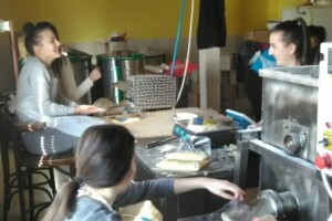 Ratni veterani uče srednjoškolce osnovama pčelarstva - djeca naprave veliki posao