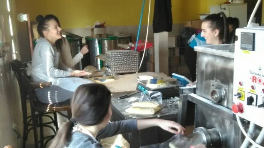 Ratni veterani uče srednjoškolce osnovama pčelarstva - djeca naprave veliki posao