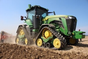 Predstavljen John Deere 8RX - traktor s četiri gusjenice, idealan za teške terene i osjetljiva tla