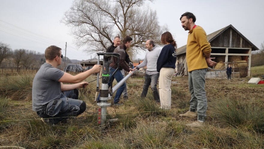 Zemlja, slama, konoplja - obitelji iz Petrinje grade kuću od prirodnih materijala