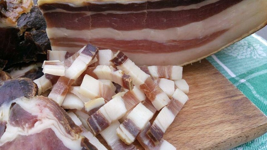 Kako nastaje sremska dimljena slanina - od soljenja do zrenja?