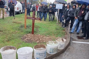 Poljoprivrednici "sahranili srpsku poljoprivredu" i poručili: "Dosta nam je čekanja"
