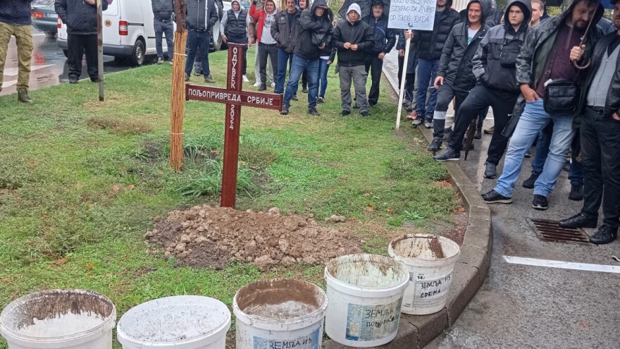 Poljoprivrednici "sahranili srpsku poljoprivredu" i poručili: "Dosta nam je čekanja"