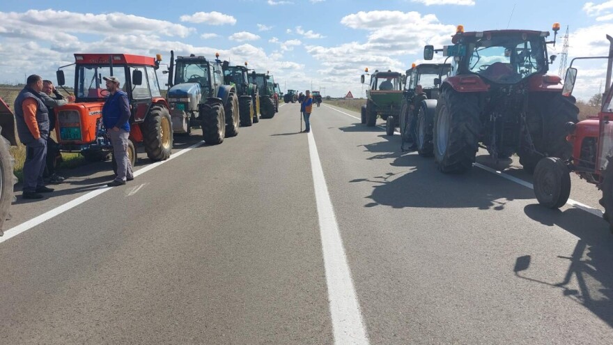 Počeo protest subotičkih poljoprivrednika - 50 traktora blokira put