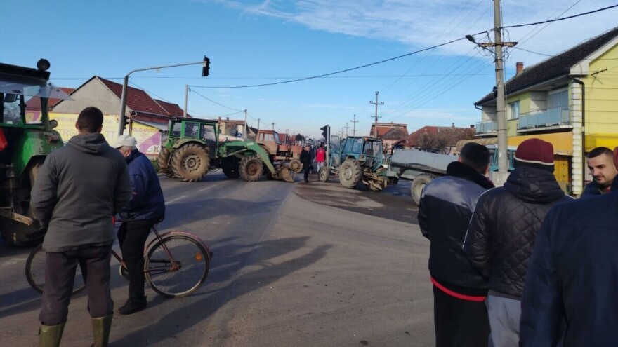 Blokade u dva sela: U Srbiji počeo protest poljoprivrednika