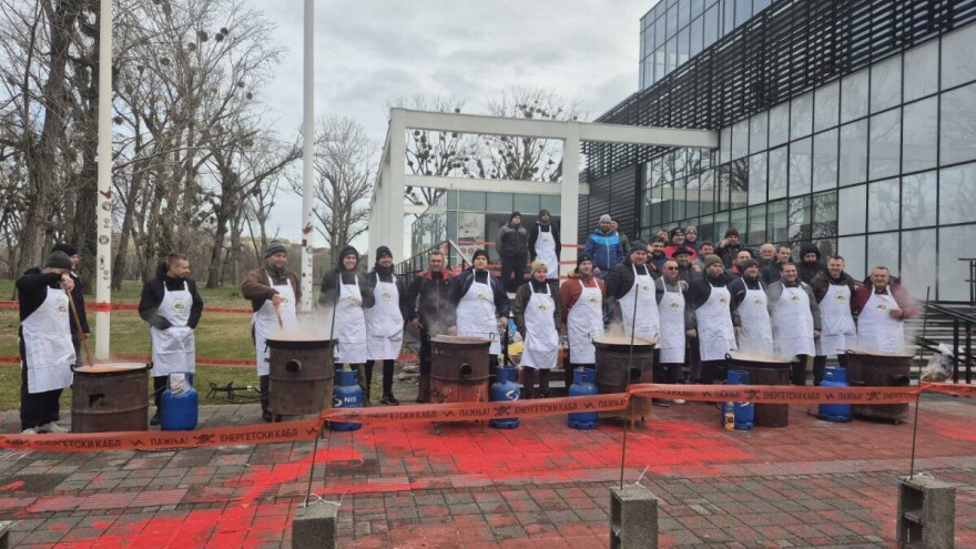 Poljoprivrednici kuvaju gulaš za studente, jedan traktor zaustavljen u Veterniku