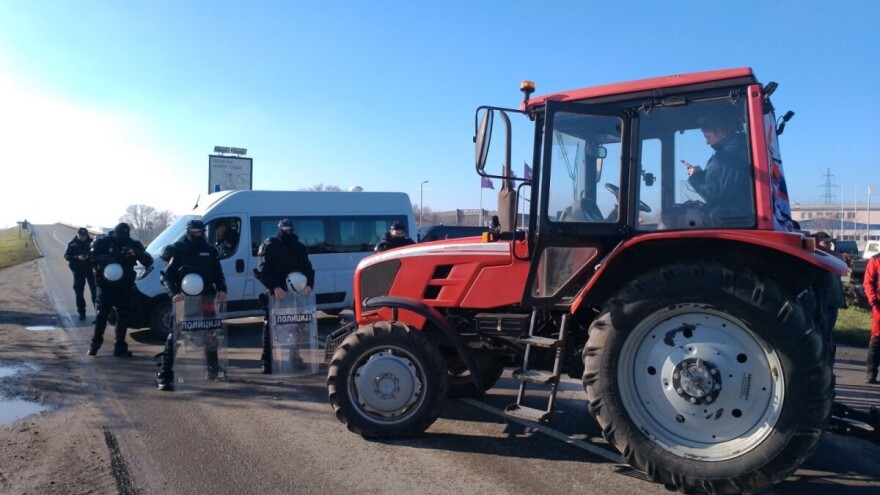Policija ne dozvoljava traktorima da uđu u Novi Sad, studenti stigli da ih podrže