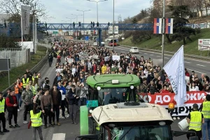 Banatski paori stigli traktorima na protest na Autokomandu