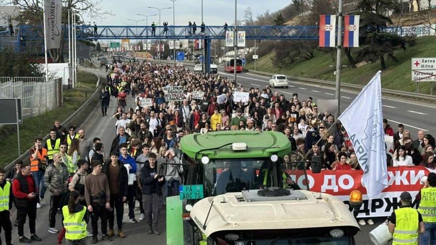 Banatski paori stigli traktorima na protest na Autokomandu